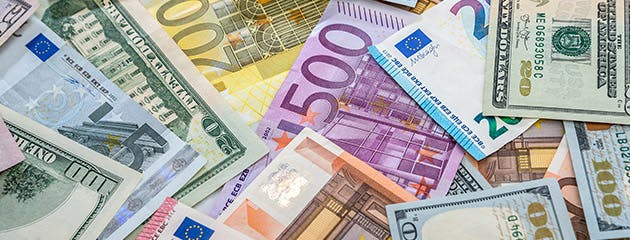 اليورو يتراجع ليتداول بالقرب من أدني مستوياته في شهرين