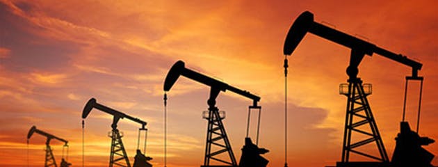 أسعار النفط تتراجع عن أعلى مستوياتها في شهر وسط مخاوف تزايد المعروض 